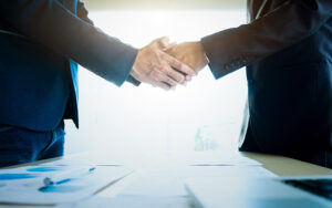 民泊は法人で運営するべき？個人との違いや成功に導くポイントを解説